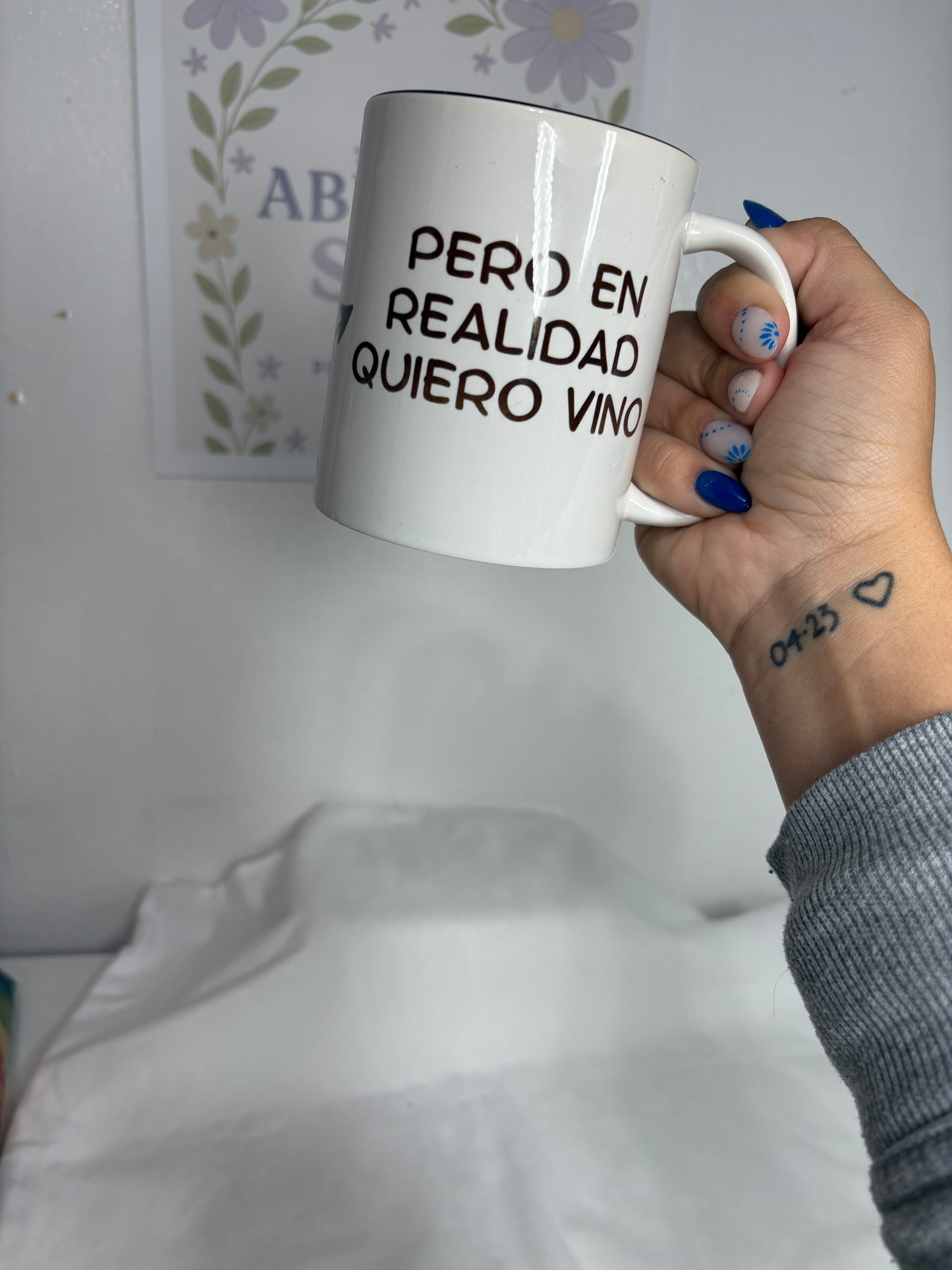 Estoy tomando Cafe, pero en realidad quiero Vino.